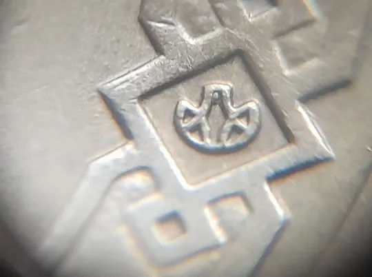 (5509) 1 гривня 2012 невелика викрошка у знаку монетного двору на аверсі (1 гривна 2012 брак) Ціна