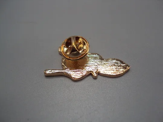 Значок пін білий кролик зайчик на мітлі зайка відьма Bunny rabbit witch знак брошка №18443 Продаж