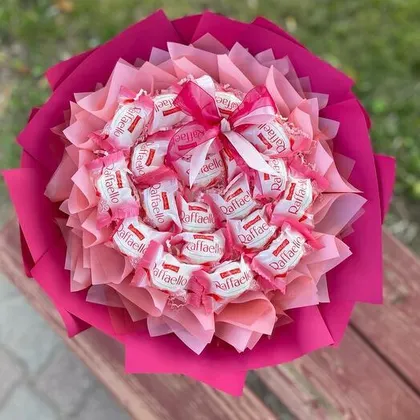 фото, Букет з цукерок Raffaello в руку оригінальний подарунок, рожевий
