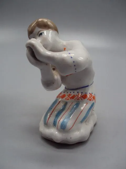 Фигура фарфор статуэтка Артель Прогресс Белорусский юноша играет на дудке мальчик с дудкой №117 Інтернет-аукціон