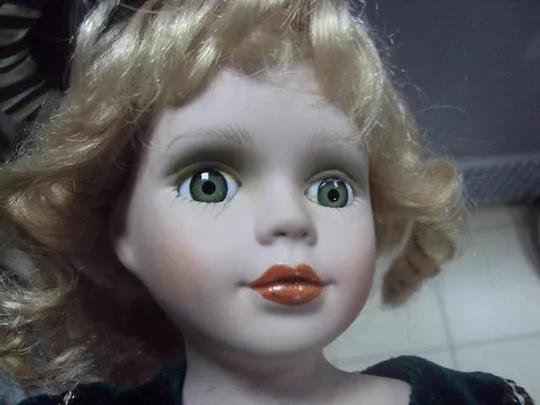 фарфоровая кукла миледи в шляпке кудрявая на подставке 39 см №2938 З аукціону