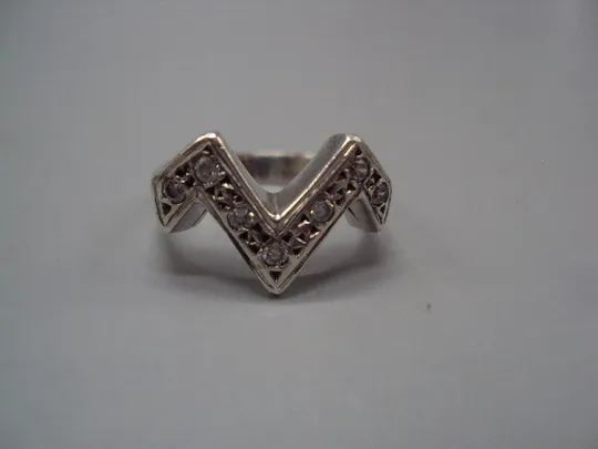 Женское кольцо M или W белые вставки серебро 925 проба вес 4,66 г 18 размер №15582 Ціна