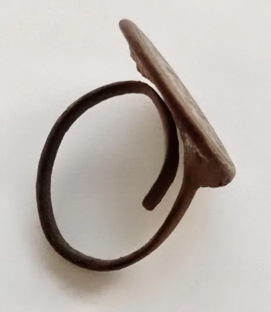 Редкое средневековое кольцо-печатка с загадочными символами — изменяемого размера  kr654 Де купити