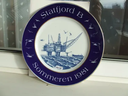 фото, Фарфор тарілка настінна декоративна кобальт роз. 28 см. 1981 гг. европа