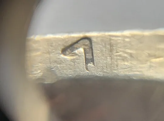 Купити (6493) 1 гривня 2001 1АД1 викрошка внизу цифри "1" слова "2001" на гурті (1 гривна 2001 1АД1 брак)