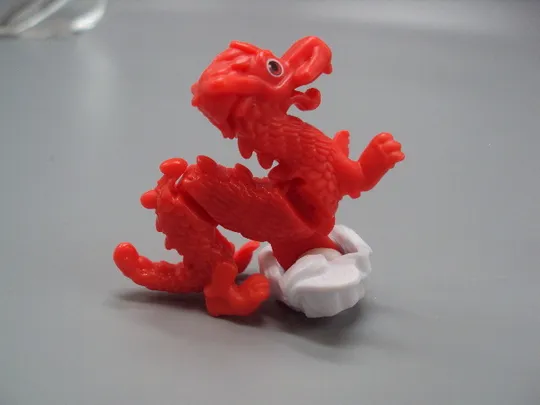 Фигурка киндер сюрприз VQ111B Ferrero дракон едет №18615л в Україні