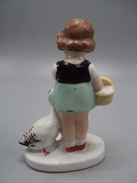 Фигура фарфор статуэтка Германия девочка с корзиной и уткой уточкой высота 12,4 см №13637 Недорого