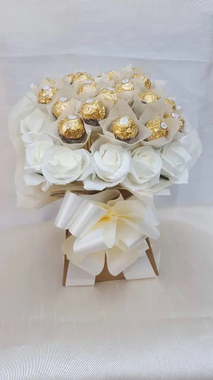 фото, Розкішний букет з цукерок Ferrero Rosher Ферреро (21 шт.) і живих троянд (17 шт.) подарунок білий