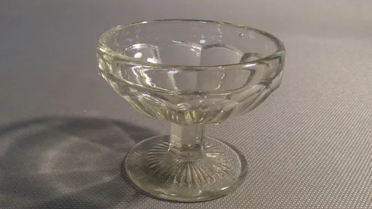 Ваза цукерниця креманка на ніжці міні прозоре радянське скло Вживане Ціна