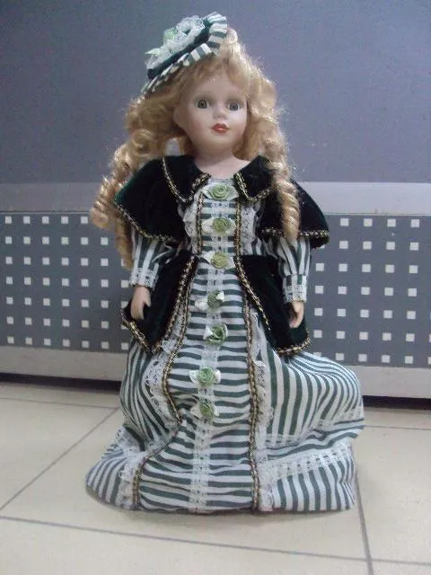 фарфоровая кукла миледи в шляпке кудрявая на подставке 39 см №2938 Ціна