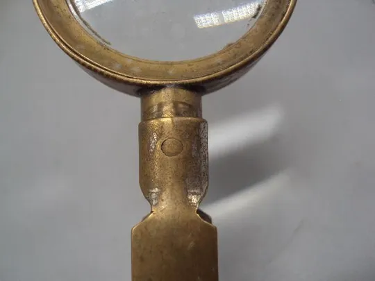 Линза лупа увеличительное стекло латунь, остатки посеребрения длина 10,8 см, диаметр 4,4 см №3329 Продаж