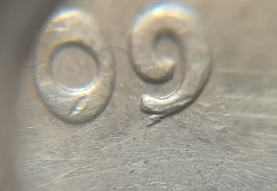 Купити (4748) 50 копійок 2009 викрошка + розкол у році карбування на аверсі (50 копеек 2009 брак)