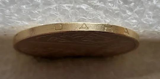 (7467) 1 гривня 2001 викрошка вверху '2' слова '2001' на гурті (1 гривна 2001 брак) Недорого