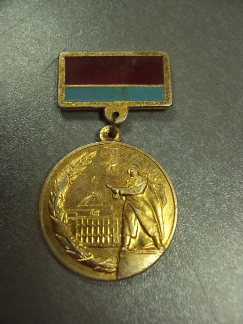 Купити знак 45 лет освобождения киева флаг усср верховный совет 1943-1988 подвесной №5083