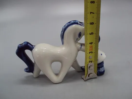 Купити Фигура фарфор Гжель детство мальчик с лошадкой лошадью конем высота 6,3 см, длина 10,4 см №13693