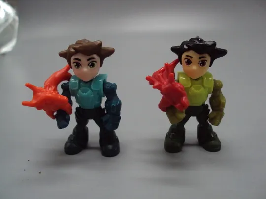 Фигурка киндер сюрприз VQ187 Ferrero парень и дракон на руке лот 2 шт №18618л Ціна