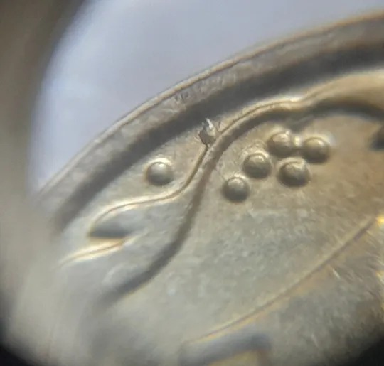 (7631) 10 копійок 2013 викрошка на реверсі між кантом та вінком біля 8 грона (10 копеек 2013 брак) Ціна