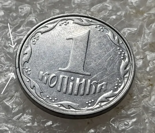 (6793) 1 копійка 2004 скол на канті реверса + круговий виробіток штампа /1 копейка 2004 брак задирок Ціна