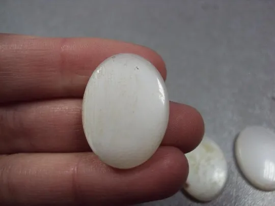 Камень перламутр овальный для ювелирных изделий вес 4,61 г размер 4,5 х 24 х 18 мм лот 3 шт №13286 З аукціону