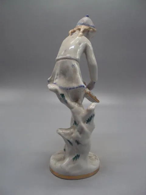 Фигура фарфор статуэтка ЛФЗ фигуристка девочка завязывает коньки высота 22 см №14512 З аукціону