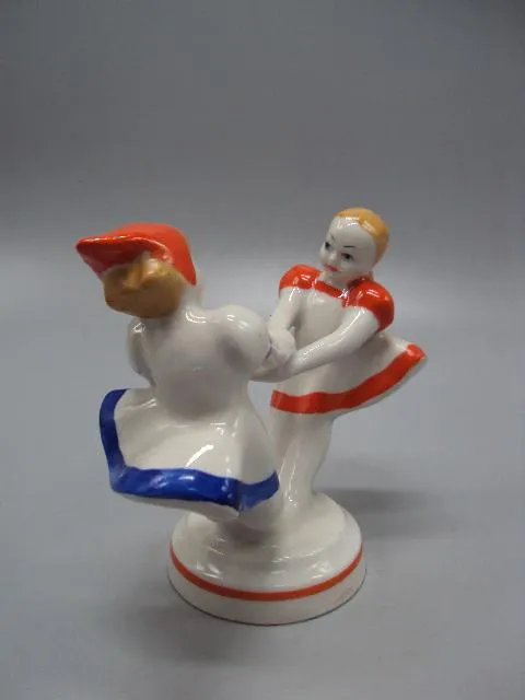 Фигура фарфор статуэтка Городница подружки крутятся девочки кружатся дети высота 10,6 см №14466 Інтернет-аукціон