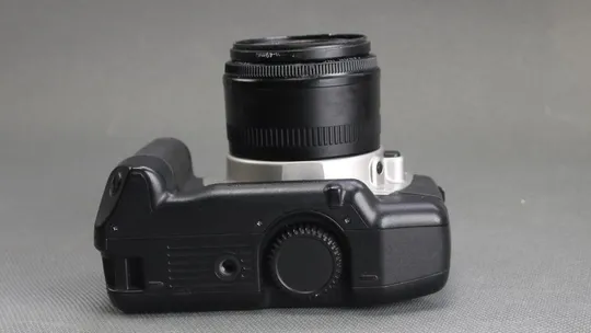 Фотоаппарат Canon EOS 300 + Батарейная ручка Canon BP-200 + объектив Canon EF 50mm/1.8 II Ф52мм Вживане З аукціону