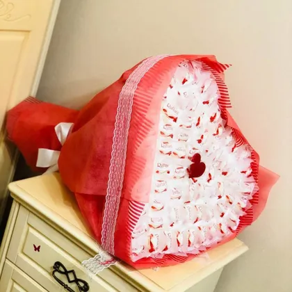 фото, Букет з цукерок Рафаелло Raffaello (105 шт.) у формі серця в руку червоний