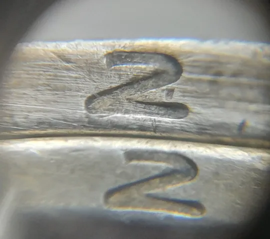 (1267) 1 гривня 2001 викрошки у '2' року випуску на гурті - 2 монети одним лотом /1 гривна 2001 брак З аукціону