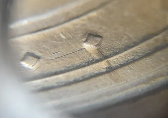 (6572) 1 гривня 2010 розколи на аверсі справа(1 гривна 2010 брак раскол ) Продаж