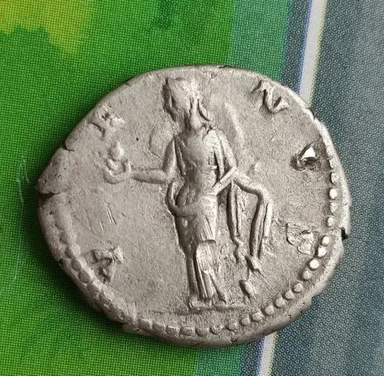 Купити Древняя серебряная монета Фаустина, жена Марка Аврелия в образе Венеры. fk875