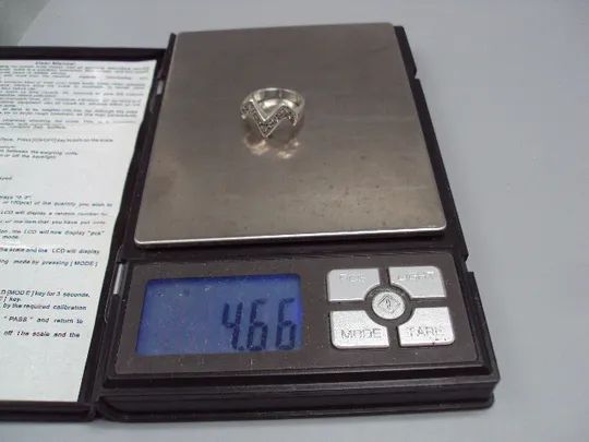 Женское кольцо M или W белые вставки серебро 925 проба вес 4,66 г 18 размер №15582 На торгах