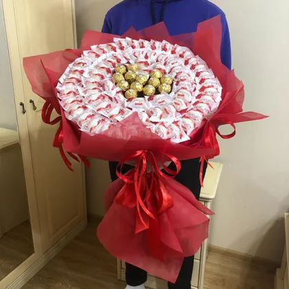 фото, Великий букет з цукерок Raffaello і Ferrero Rosher в руку розкішний подарунок червоний