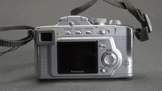 цифровой фотоаппарат 5.0Mpix Panasonic DMC-FZ5 + LEICA DC-Vario Elmarit Mega IOS lens x12 З аукціону