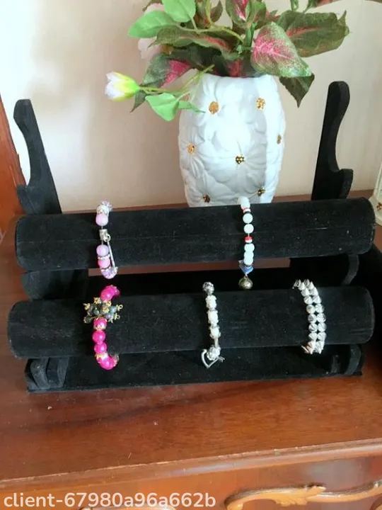 Купити Підставка на три яруси оксамитова чорного кольору для браслетів і годинників