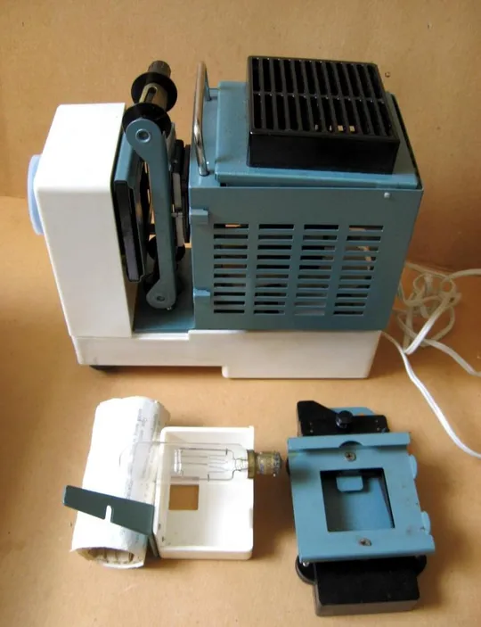 Фільмоскоп Діапроєктор - Фильмоскоп - для перегляду діафільмів і слайдів = в упаковці - гарний стан З аукціону