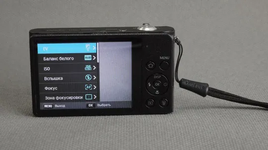 Цифровой фотоаппарат Samsung DV300F Black представитель серии 2View Zoom Lens 4.5-22.5мм 1:2.5-6.3 25мм Вживане Характеристики