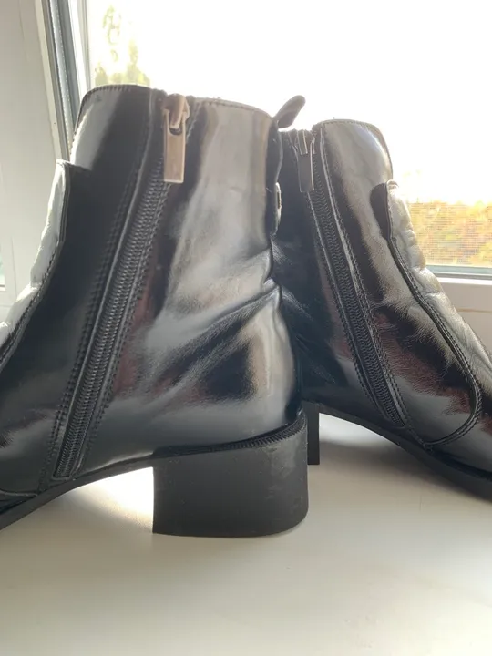 Чобітки шкіряні жіночі лакові Де купити