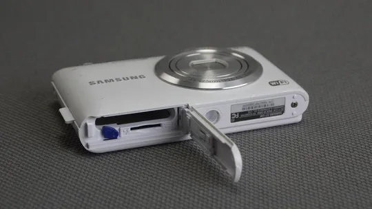 Цифровой фотоаппарат Samsung ST150F 4.5-22.5 1:2.5-6.3 25mm China Вживане Продаж