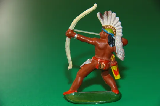 індіанець ГДР №083 ТОЙ ЩО ТОРКАЄТЬСЯ ХМАР Фріхольд Фішер  ДУЖЕ М`ЯКА РЕЗИНА рання фігурка Ціна