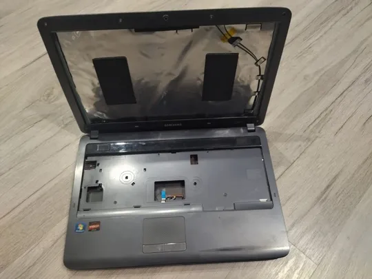 Корпус для ноутбука Samsung R525 весь в зборі з петлями Ціна