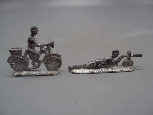 Детские игрушки фигурки солдатики оловянные пулеметчик и мотоциклист металл ссср лот 2 шт №15371 Ціна