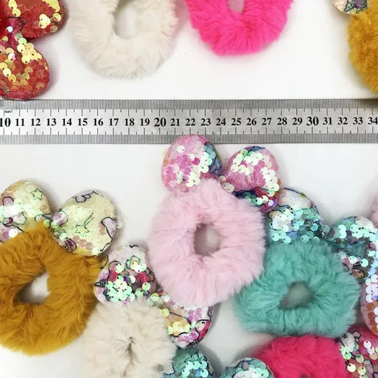 Резинка для волос из меха с ушками из ткани и пайеток. Цвет: темно-розовый З аукціону