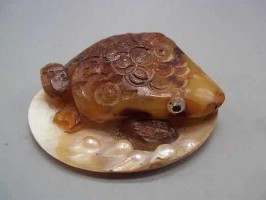 Фигура статуэтка лягушка на листке янтарь перламутр вес 96 г высота 3 см, диаметр 7,5 см №11826 Ціна