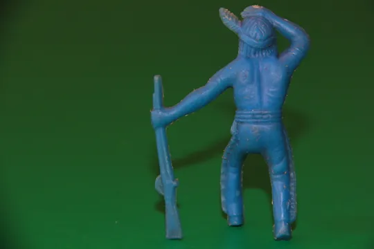 Купити ІНДІАНЕЦЬ ЩО ЙДЕ З РУШНИЦЕЮ индеец TIM-MEE 65-70мм ОРИГІНАЛ США-ФРН