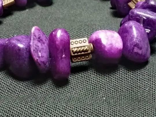 Браслет из агата лилового цвета со вставками бронзового цвета и силиконовой резинкой бижутерия Недорого