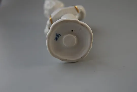 Фигура фарфор Каподимонте Италия путти мальчик с гармошкой клеймо корона N Capodiмonte 15,3см №10053 Характеристики