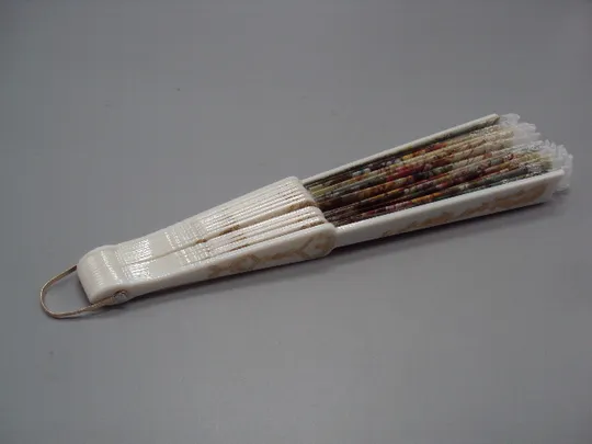 Купити Веер узор цветы цветочки пластик, ткань, кружево длина 23 см (есть поломка) №15906