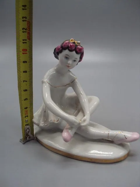 Фигура фарфор статуэтка ЛФЗ юная балерина девочка завязывает пуанты балет высота 11 см №14457 Продаж