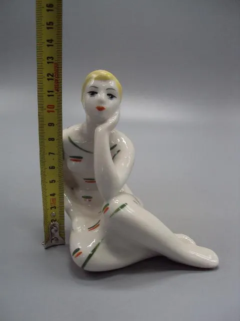 Купити Фигура фарфор статуэтка Киев девушка сидит любуется высота 12,5 см №68