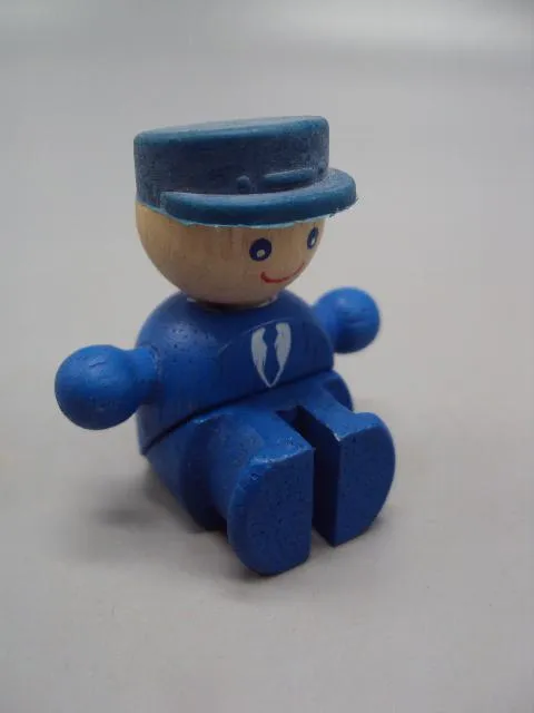 Фигура дерево статуэтка миниатюра Европа проводник в костюме и кепке контролер сидит 4,4 см №15040 Ціна